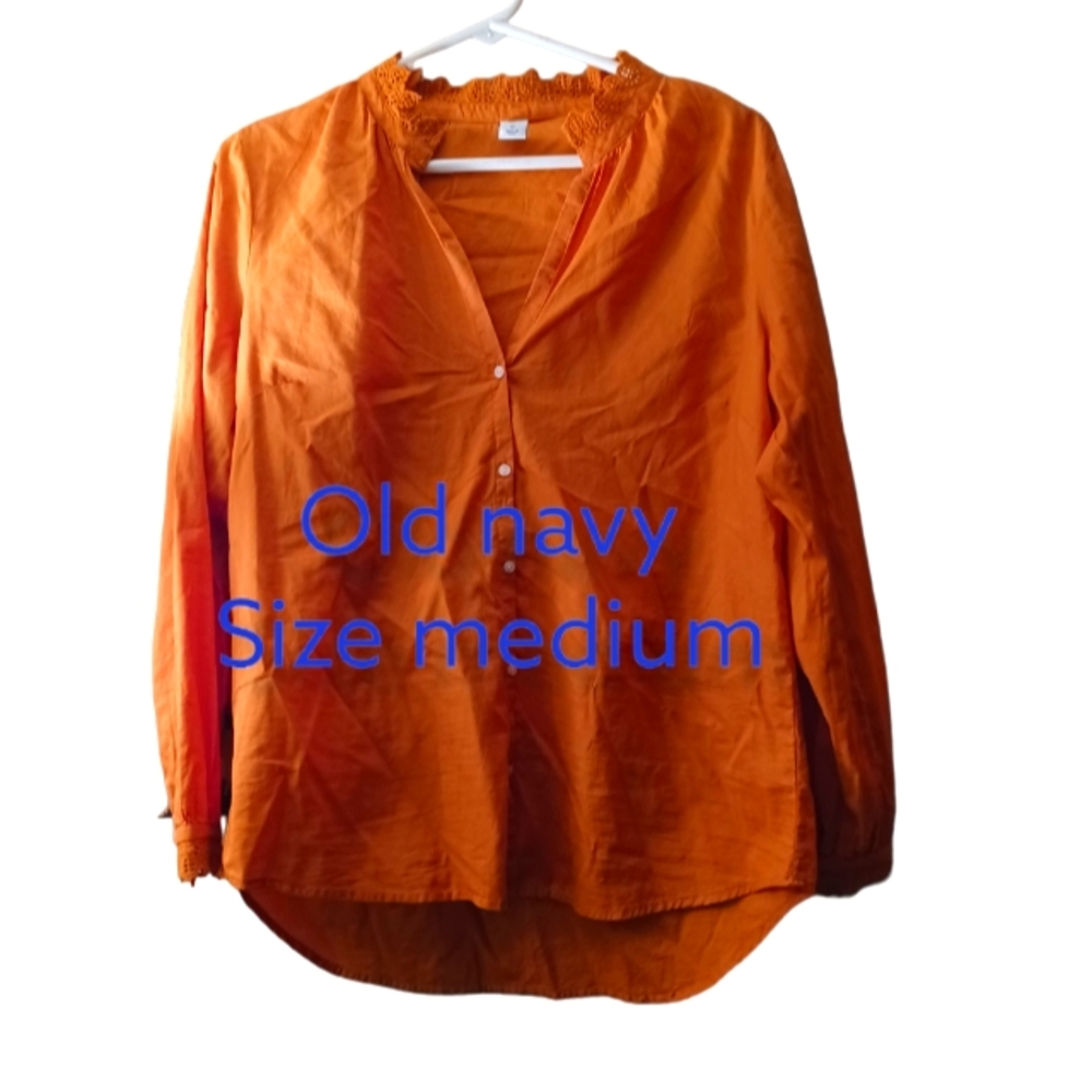 Romance is in the air with this women's medium buttin down top exc.cond.